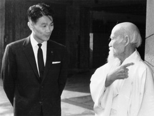 Shoji Nishio met Morihei Ueshiba, de oprichter van Aikido